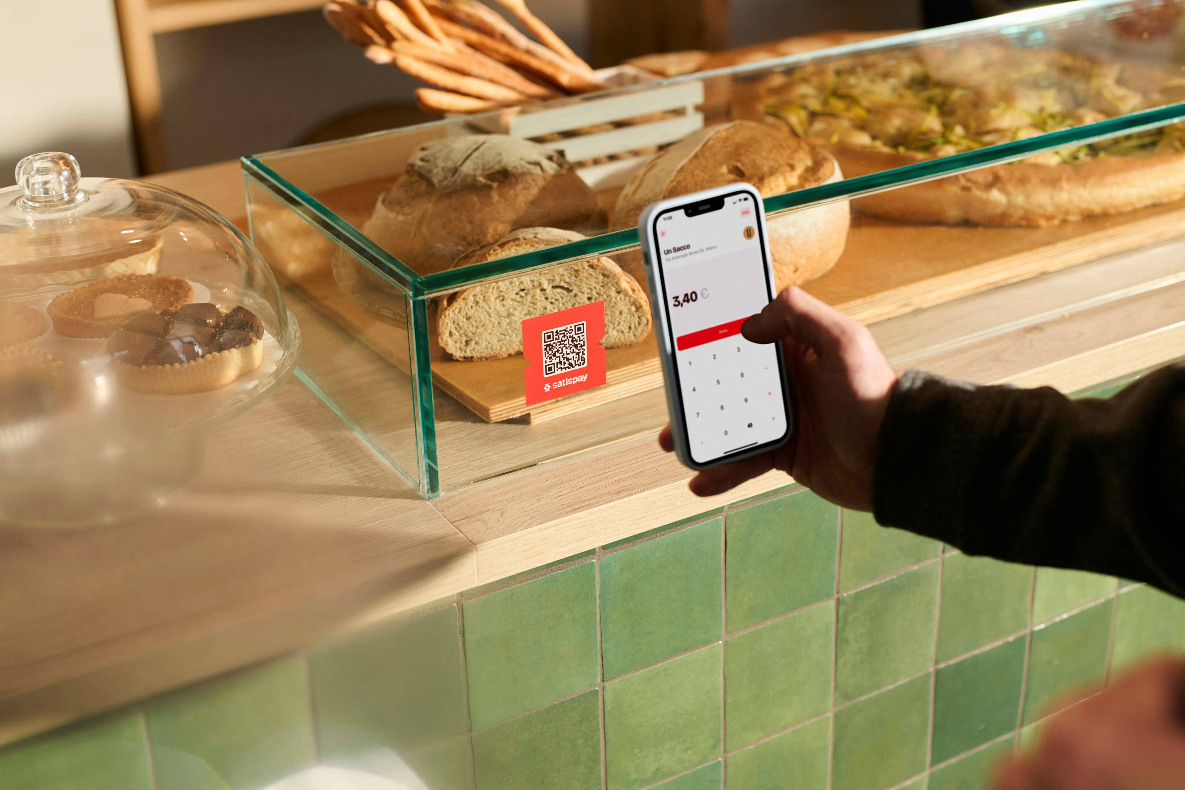 Un cliente paga con Satispay grazie al QR code piazzato sul banco