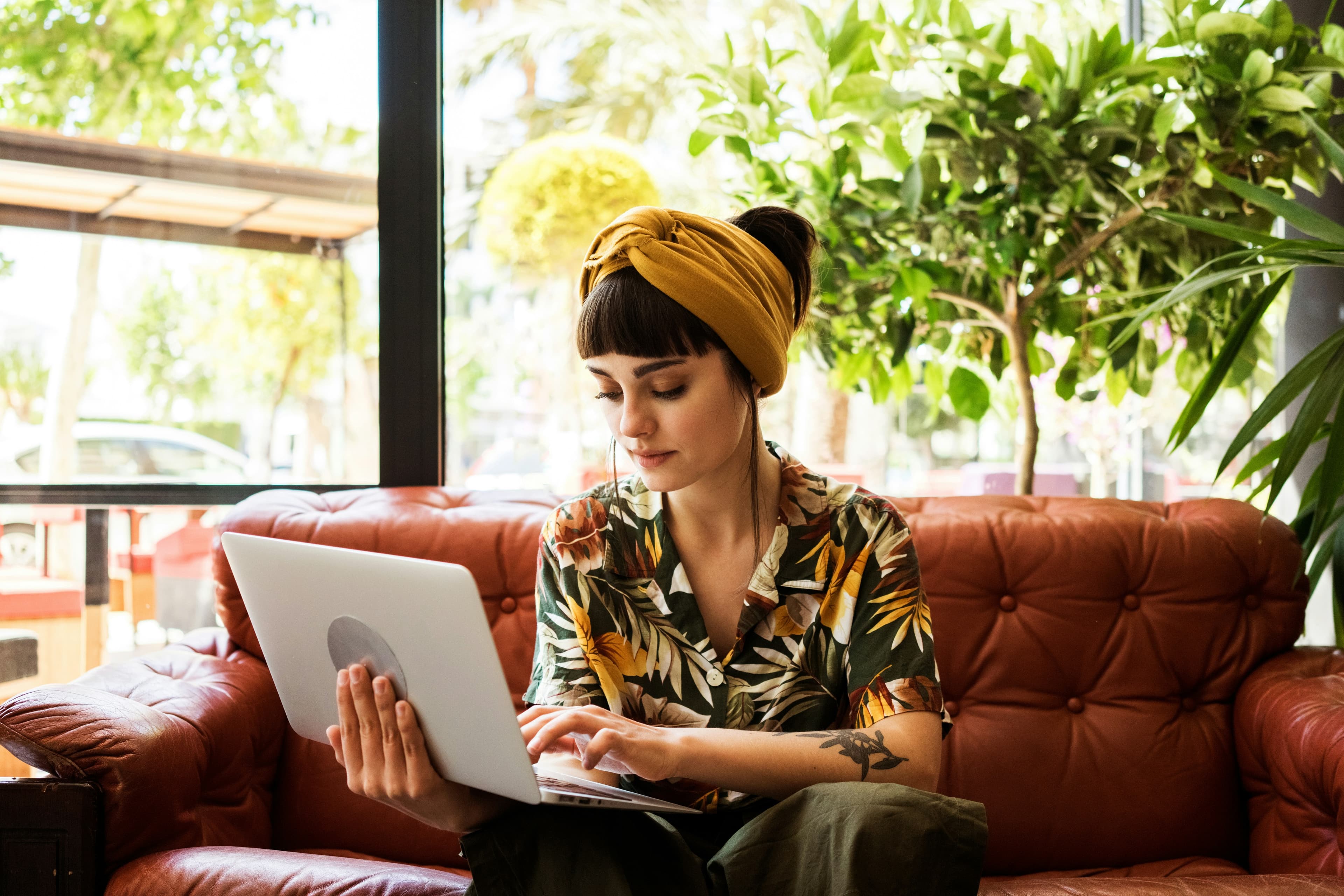 Una donna lavora al computer e si informa su Satispay