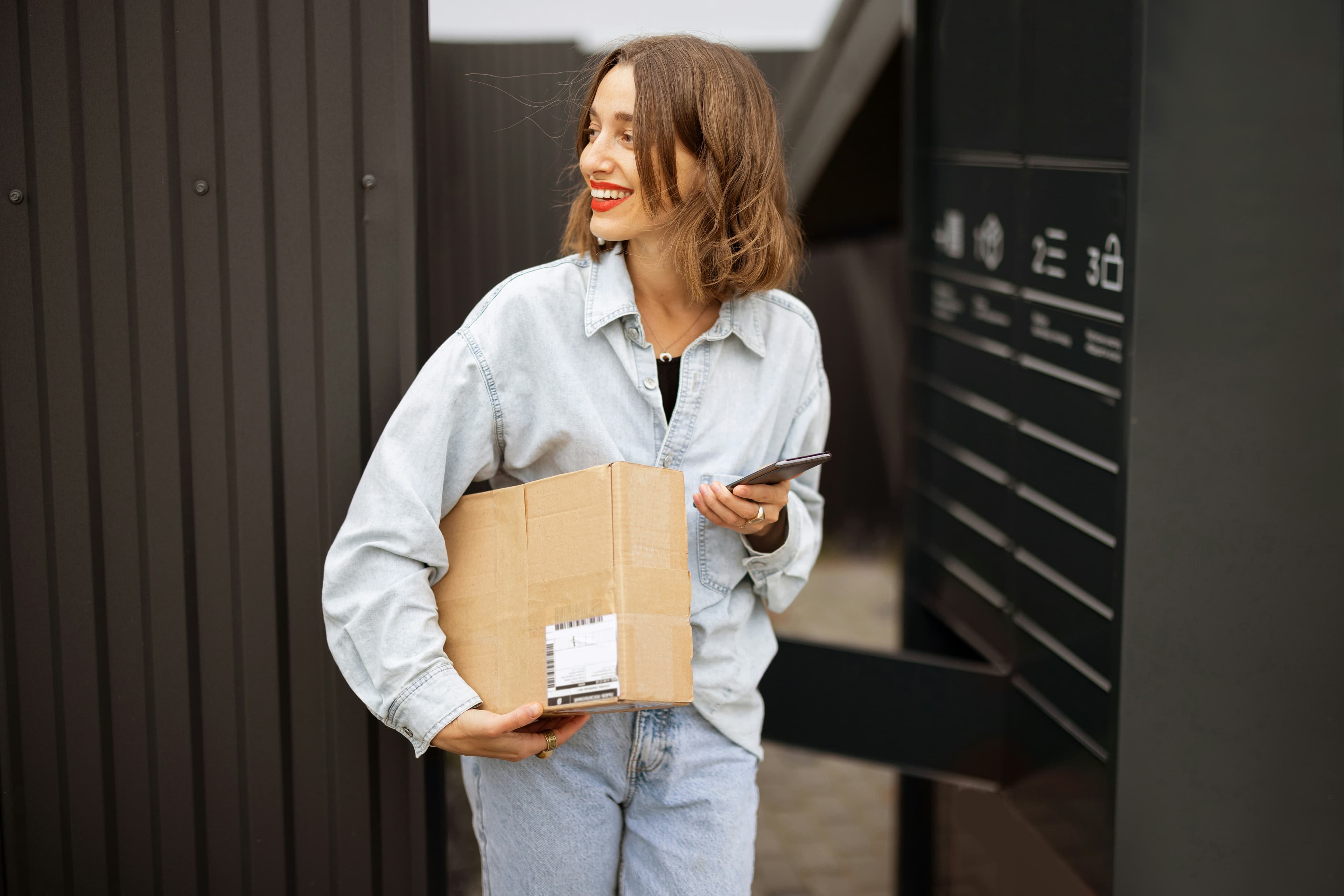 Una donna ha ricevuto un acquisto online facilmente grazie all'app Satispay come mezzo di pagamento