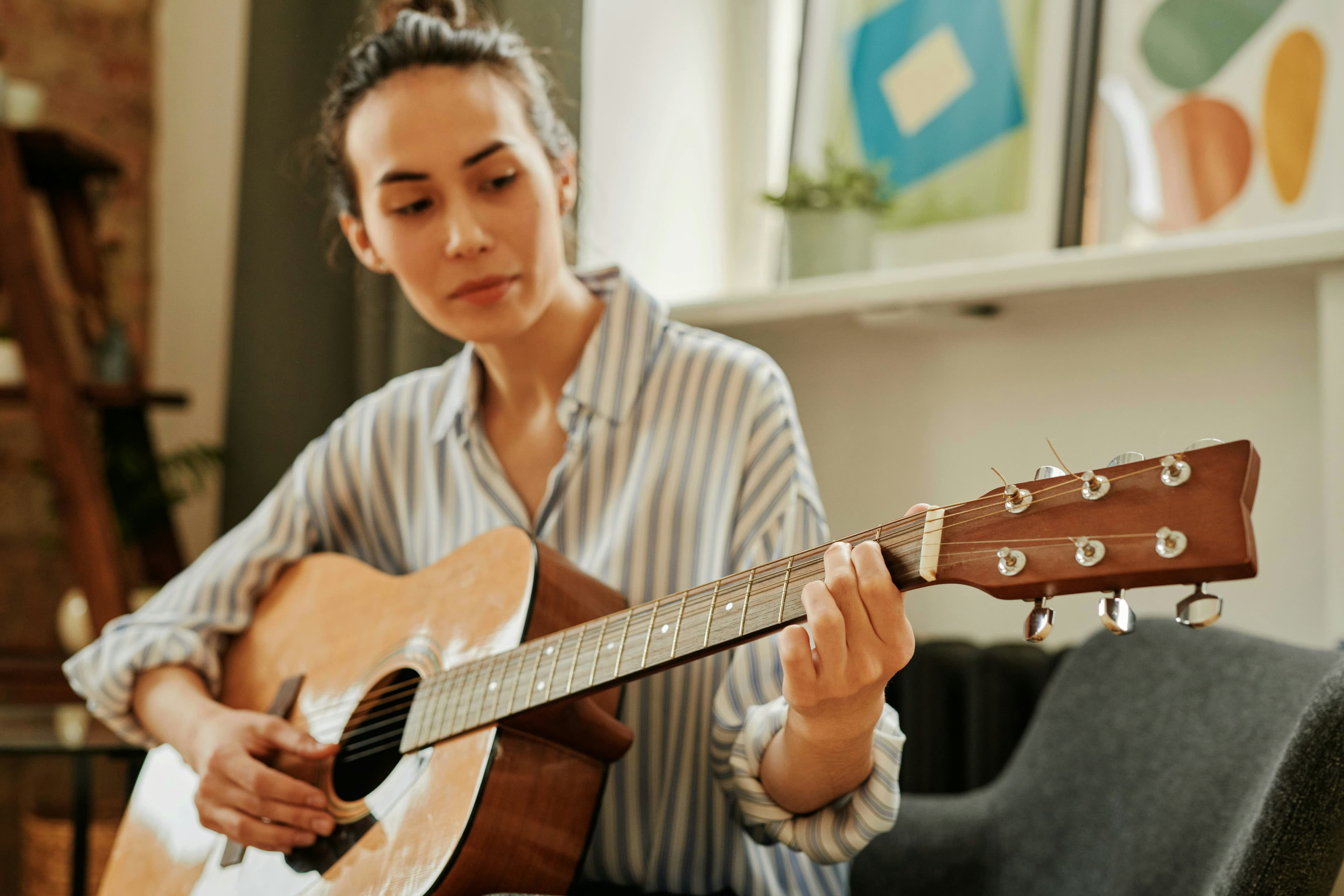 Donna che impara la chitarra grazie ad un buono regalo Satispay