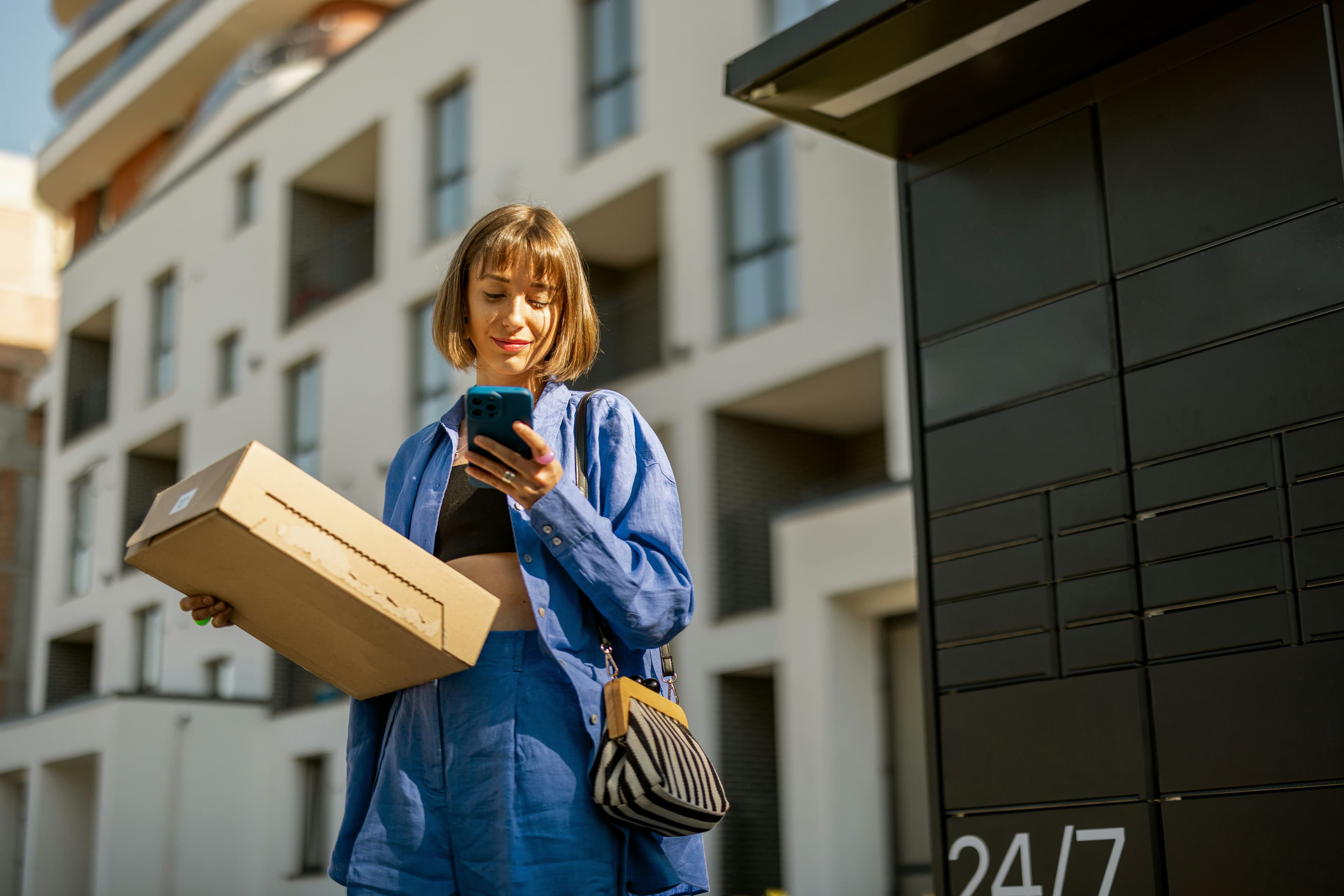 Donna che ha fatto una spesa online grazie a un buono regalo Satispay