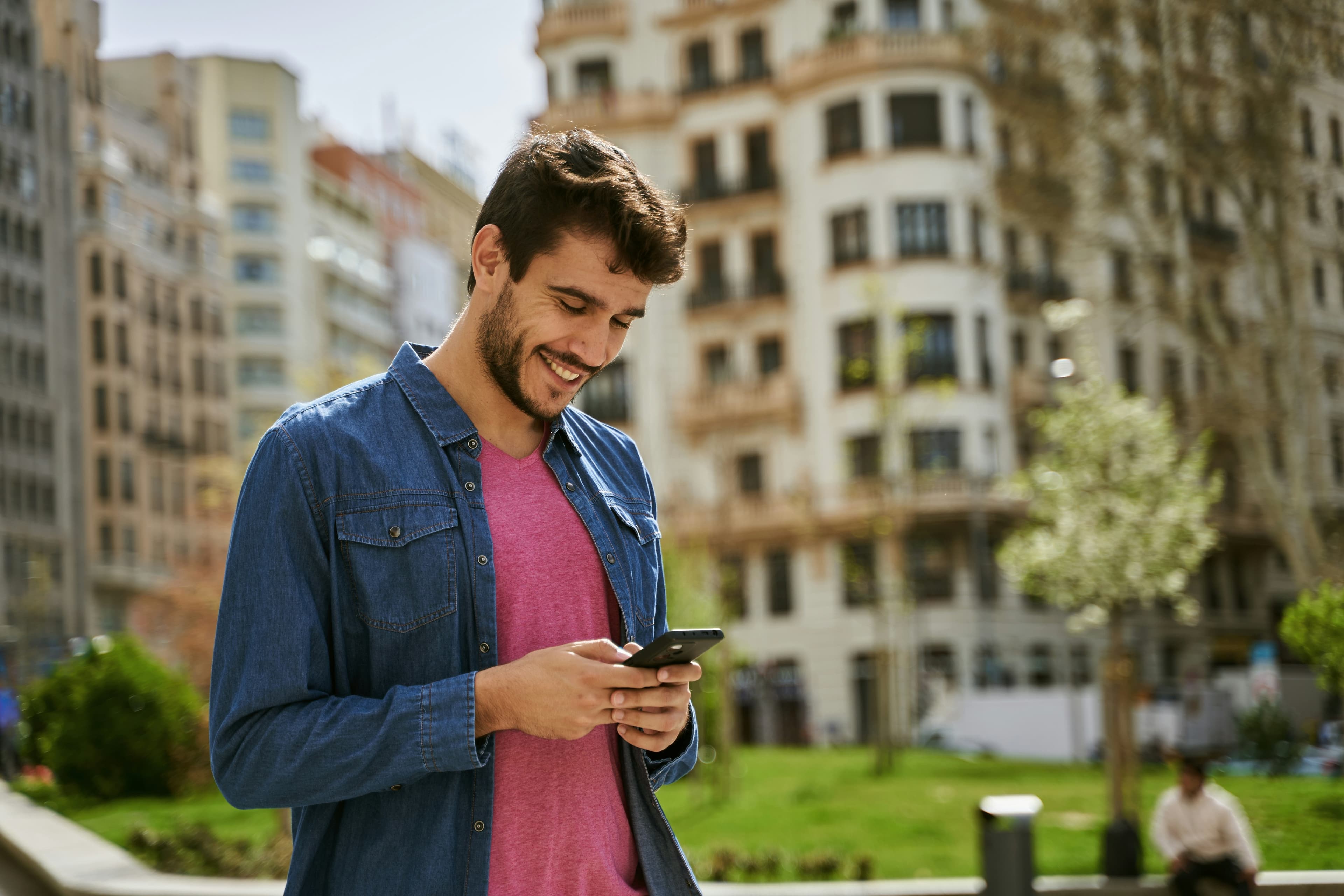 Persona che scopre i costi dell'app Satispay col sorriso
