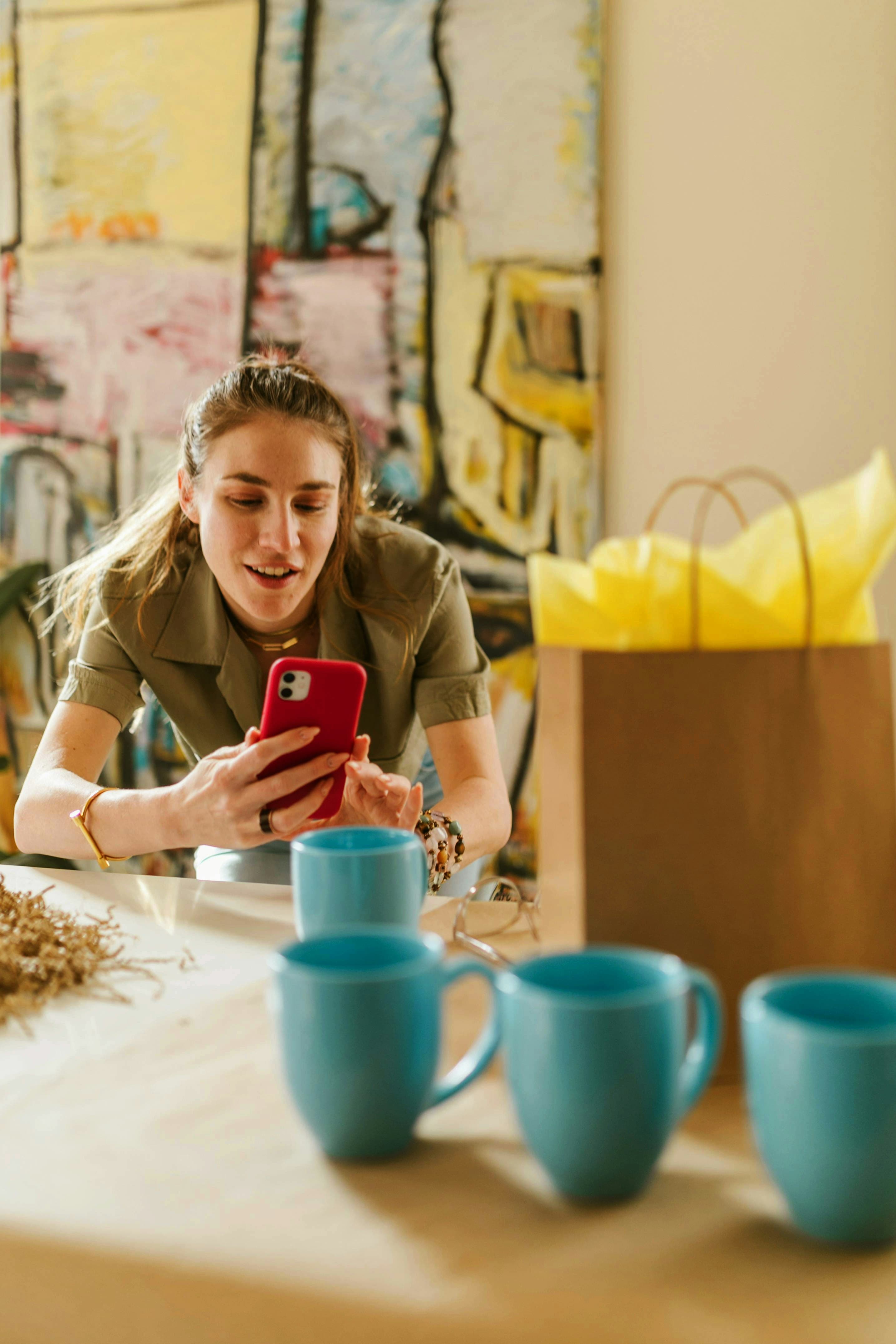 Un'esercente prende in foto i prodotti che potrà vendere anche tramite Satispay Business