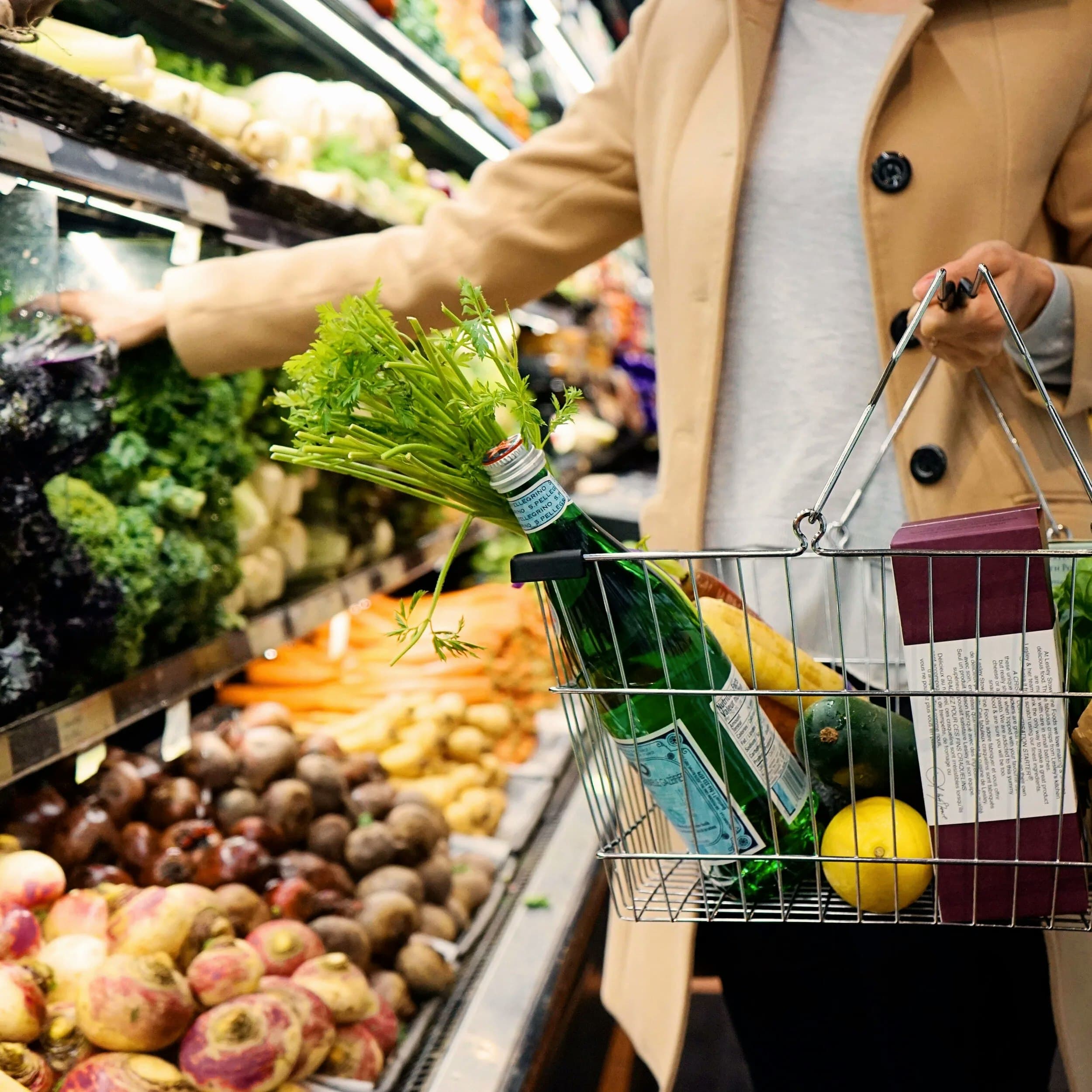 Donna che fa le spese al supermercato e utilizzerà i Buoni Pasto Satispay alla cassa