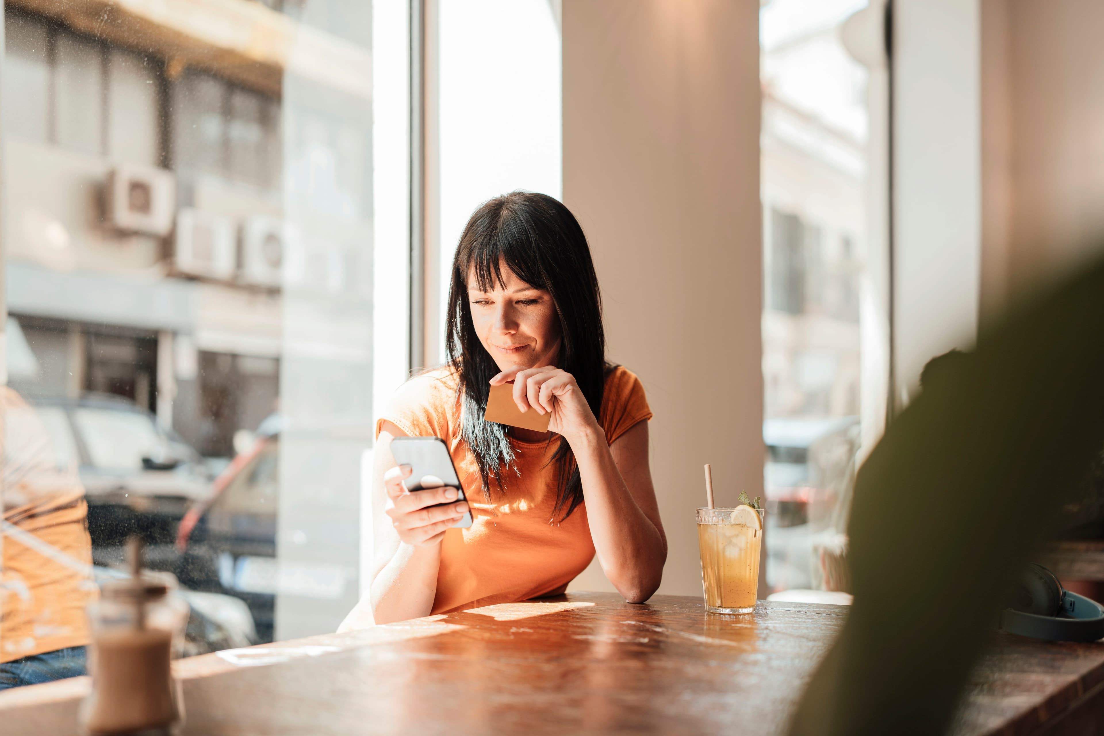 Utente che usa il welfare Satispay dal telefono